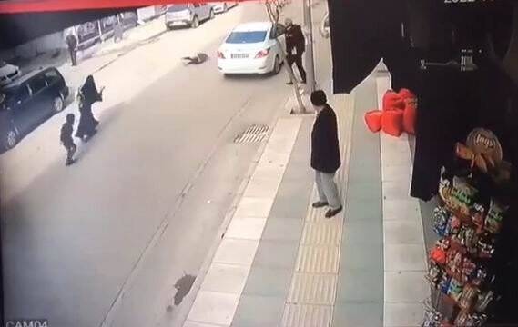 Yolun karşısına geçmek isteyen çocuğa araç çarptı