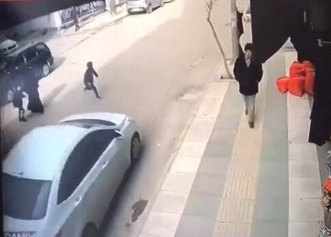 Yolun karşısına geçmek isteyen çocuğa araç çarptı