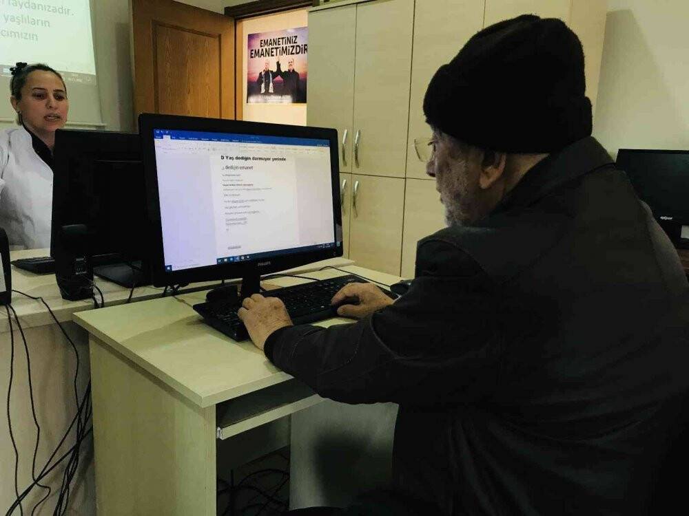 70 yaşında,  torunları için bilgisayar kursuna yazıldı