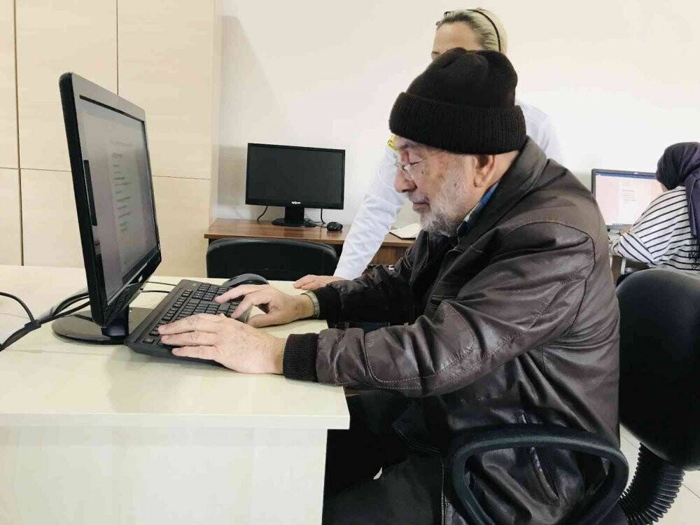 70 yaşında,  torunları için bilgisayar kursuna yazıldı