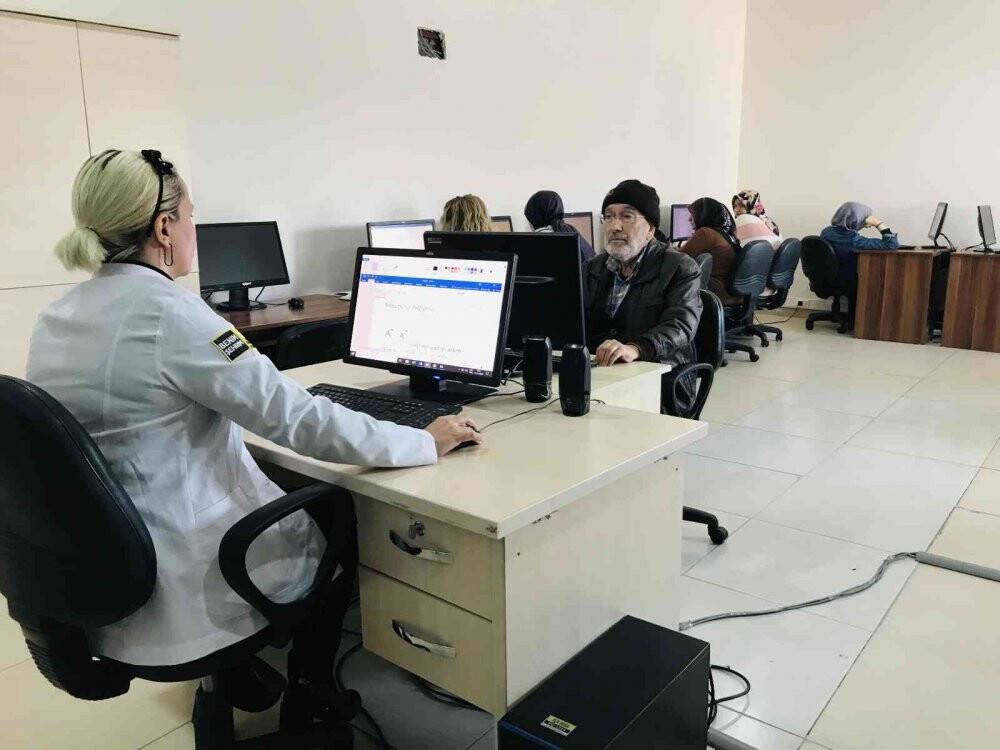 70 yaşında,  torunları için bilgisayar kursuna yazıldı