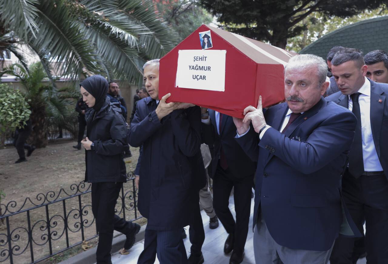 aa-20221114-29438666-29438665-beyoglundaki-teror-saldirisinda-hayatini-kaybeden-anne-ve-kizinin-cenaze-namazi-kilindi.jpg