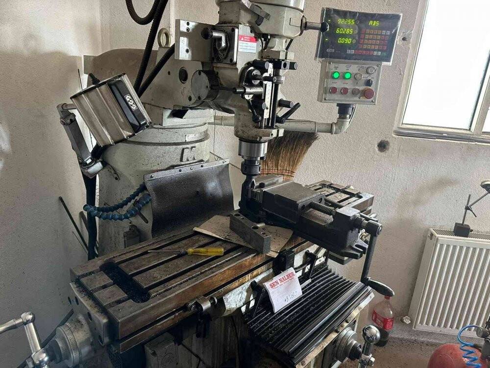 Aralarında eski yüzbaşının da olduğu kaçak silah çetesine operasyon