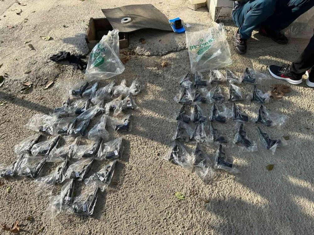 Aralarında eski yüzbaşının da olduğu kaçak silah çetesine operasyon