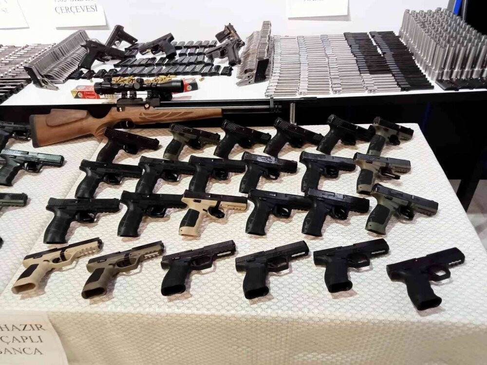 Aralarında eski yüzbaşının da olduğu kaçak silah çetesine operasyon