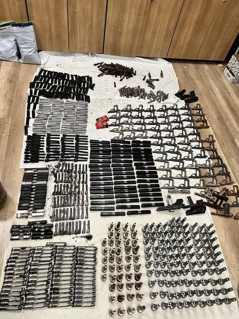 Aralarında eski yüzbaşının da olduğu kaçak silah çetesine operasyon