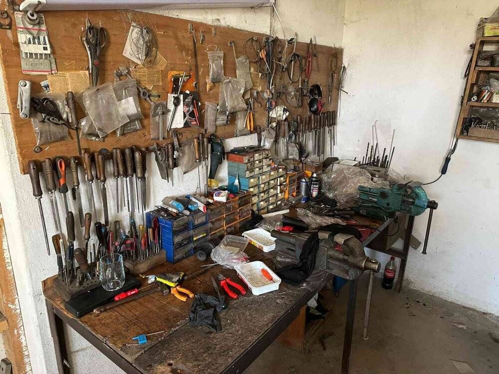 Aralarında eski yüzbaşının da olduğu kaçak silah çetesine operasyon