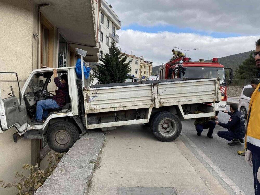 Fren yerine gaza basınca boşlukta asılı kaldı