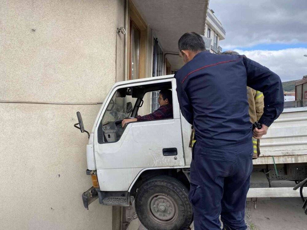 Fren yerine gaza basınca boşlukta asılı kaldı