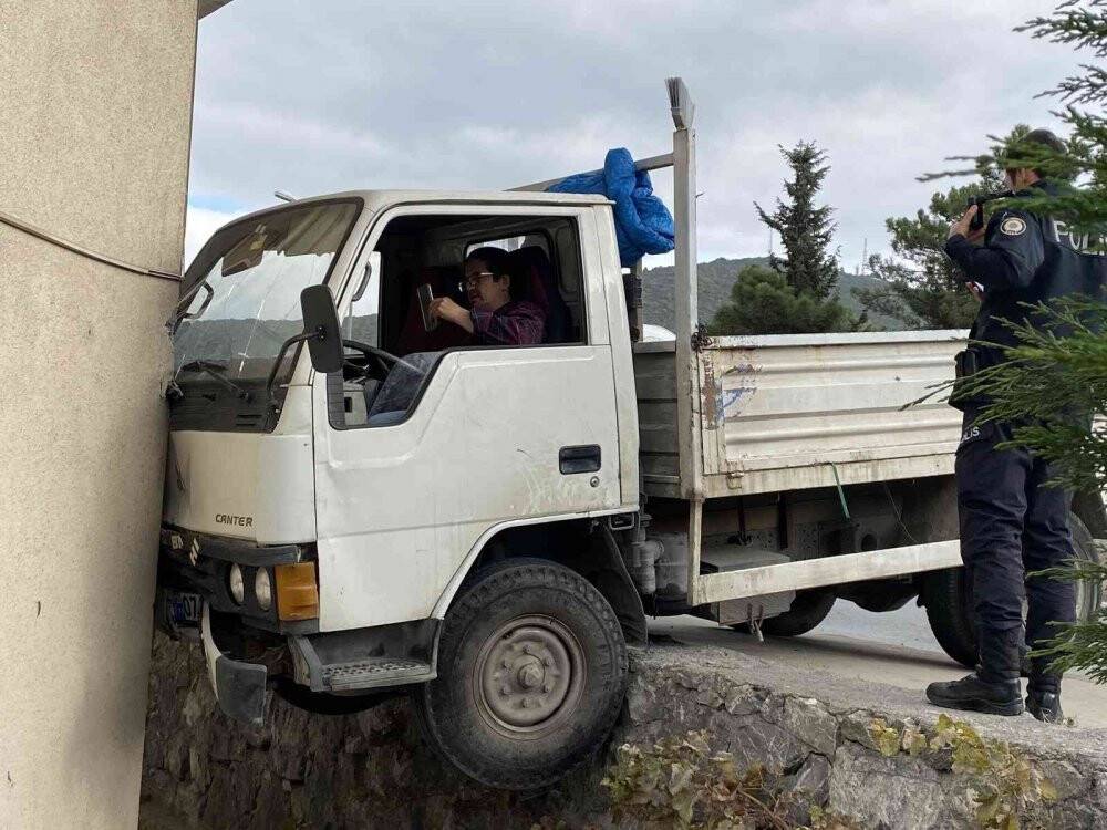 Fren yerine gaza basınca boşlukta asılı kaldı