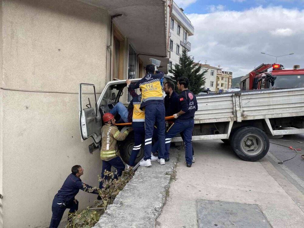 Fren yerine gaza basınca boşlukta asılı kaldı