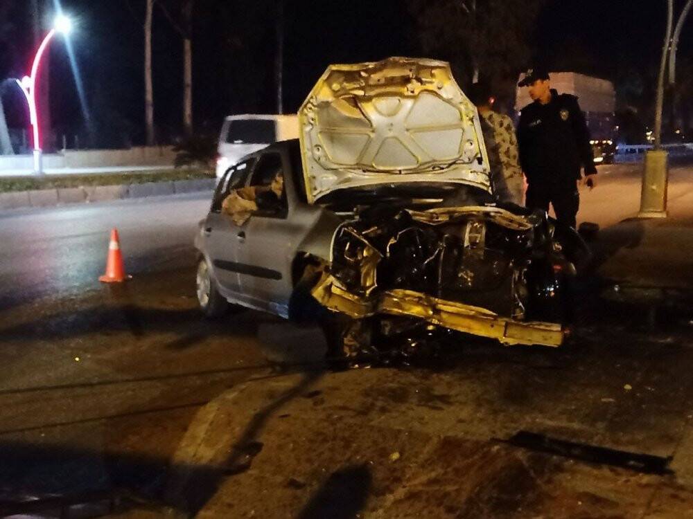 Hurdaya dönen otomobilden sağ çıktı