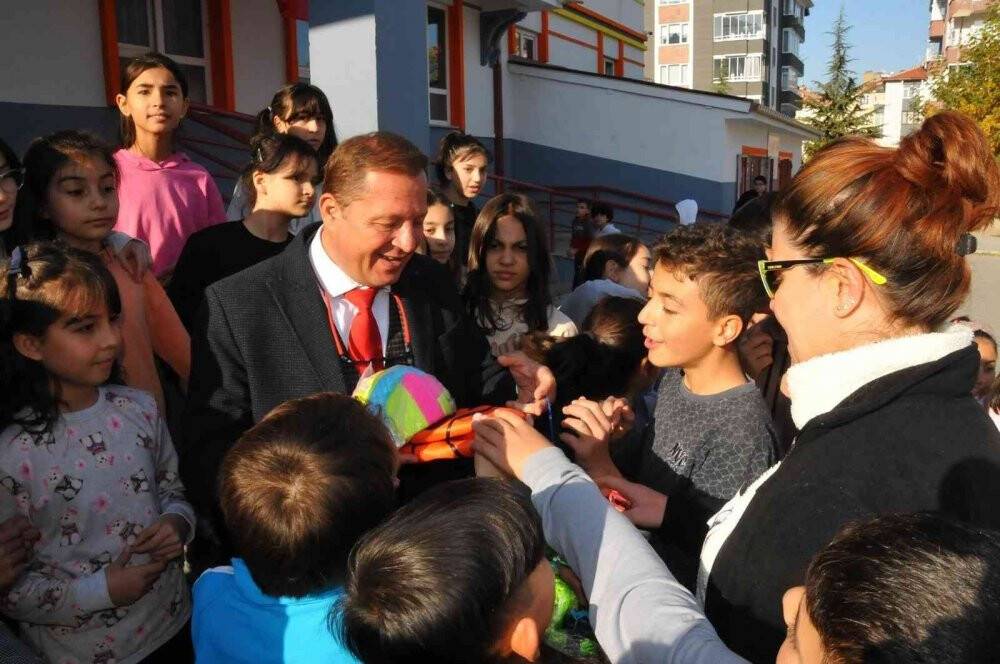 Ödüllü Atık Pil Kampanyasında kazanan okullar hediyelerini aldı