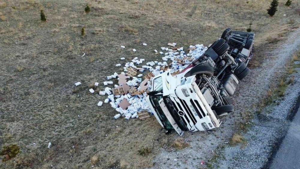 Un yüklü tır devrildi, binlerce un paketi çevreye saçıldı