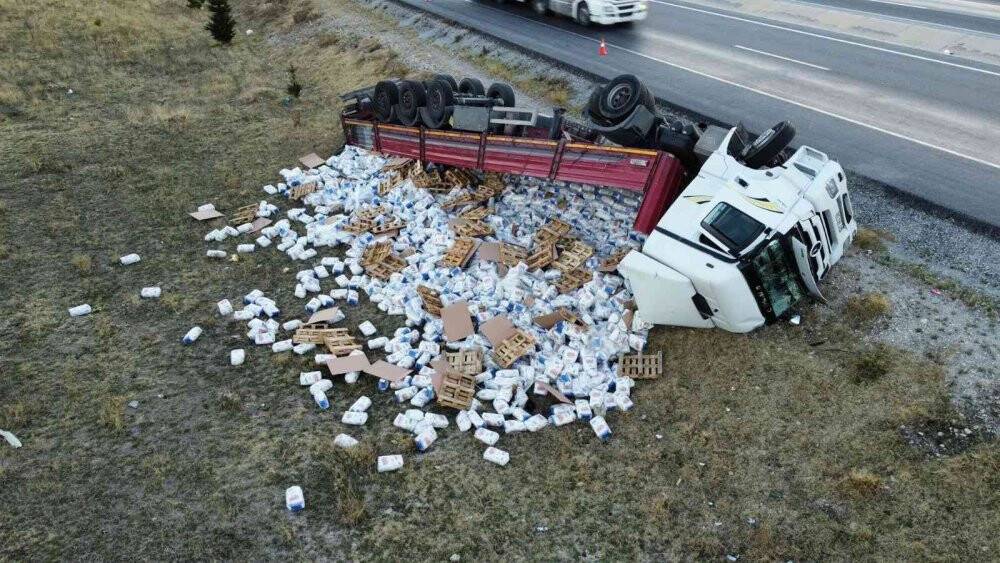 Un yüklü tır devrildi, binlerce un paketi çevreye saçıldı