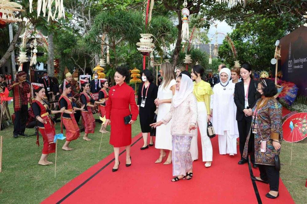 Emine Erdoğan, Endonezya’da G20 liderlerinin eşleriyle bir araya geldi