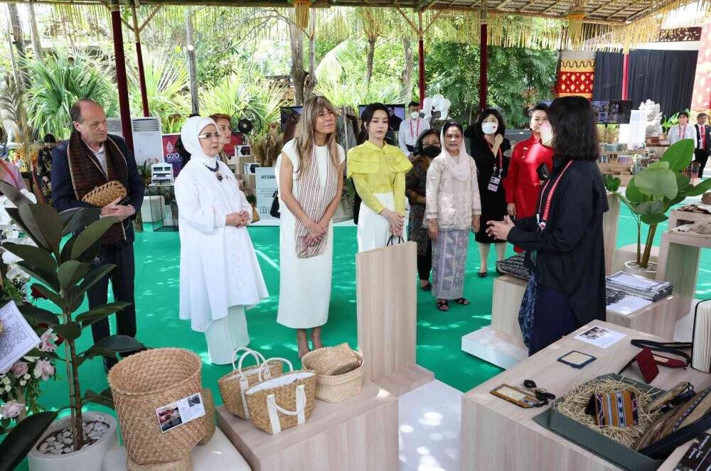 Emine Erdoğan, Endonezya’da G20 liderlerinin eşleriyle bir araya geldi