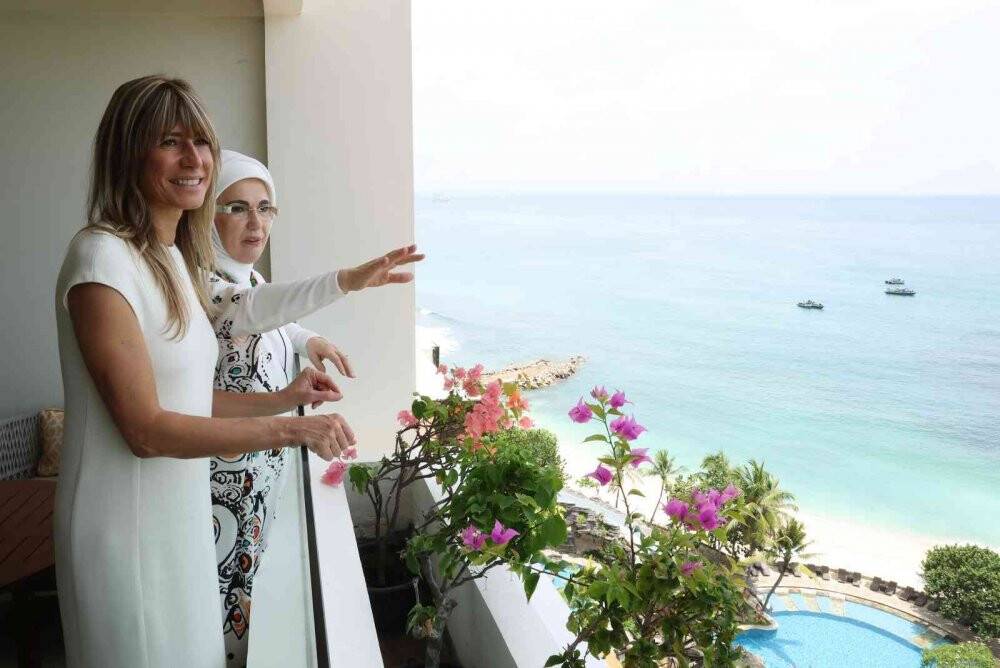 Emine Erdoğan, Endonezya’da G20 liderlerinin eşleriyle bir araya geldi