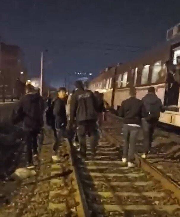 İZBAN arızalanınca vatandaşlar çareyi raylara atlamakla buldu