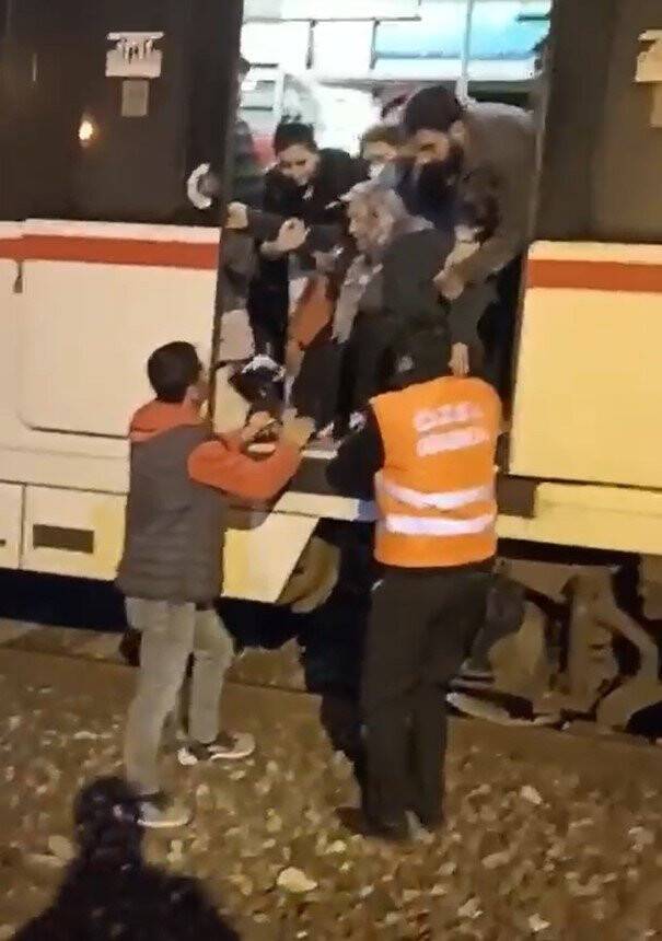 İZBAN arızalanınca vatandaşlar çareyi raylara atlamakla buldu