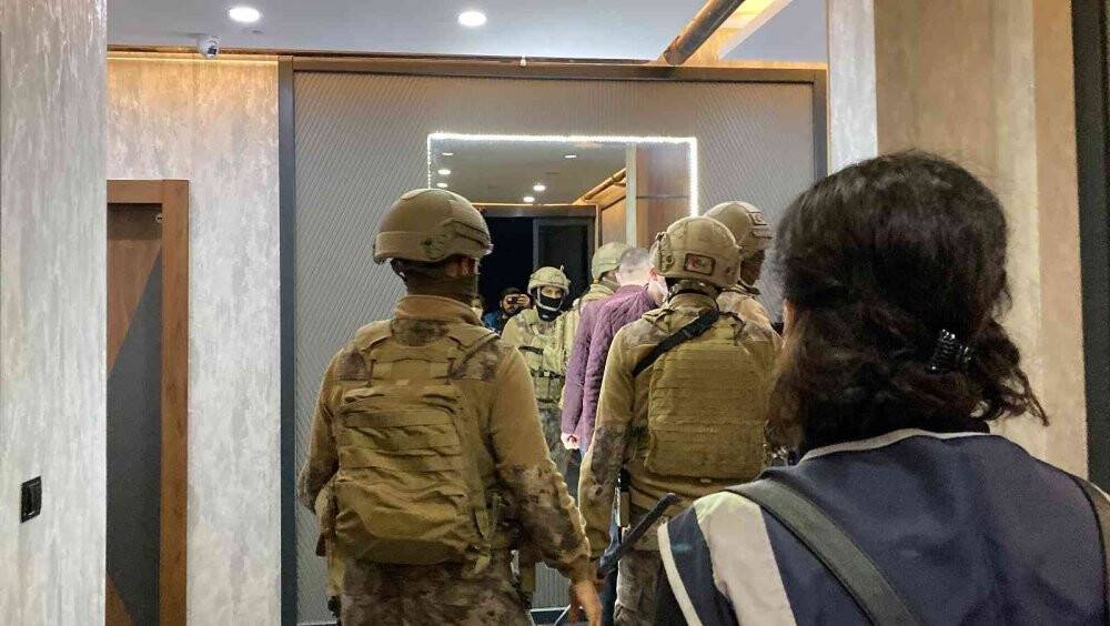 Kendilerini kamu görevlisi gibi tanıtmışlar: 51 gözaltı kararı