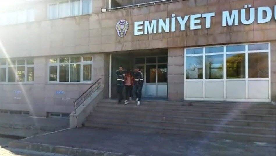 Kendisini savcı olarak tanıttı, ziynet eşyalarıyla kaçtı