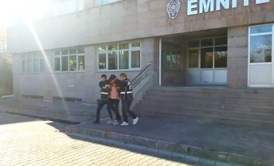 Kendisini savcı olarak tanıttı, ziynet eşyalarıyla kaçtı