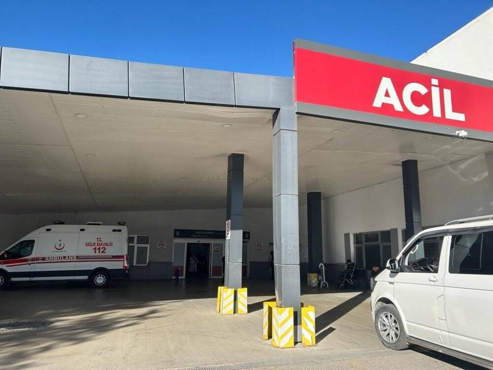 Para için gitti çalışanlara bıçakla saldırdı