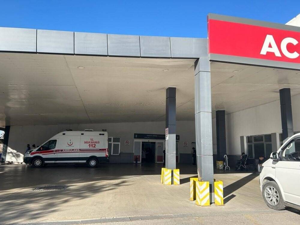 Para için gitti çalışanlara bıçakla saldırdı