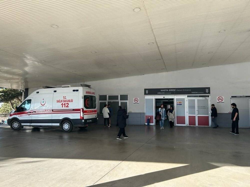 Para için gitti çalışanlara bıçakla saldırdı