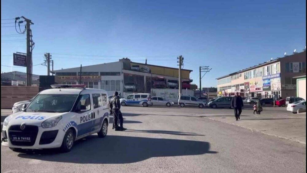 Para için gitti çalışanlara bıçakla saldırdı