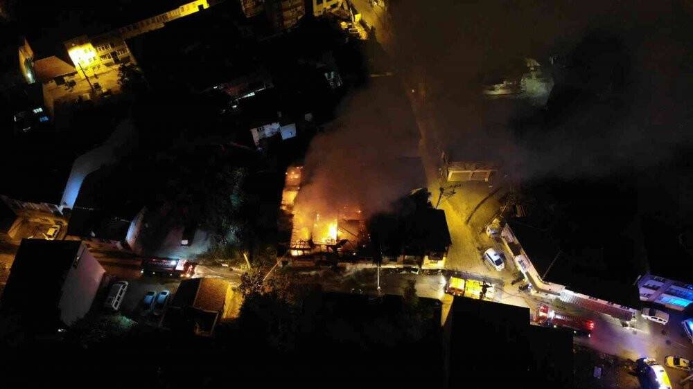 Tarihi ahşap bina alev topuna döndü