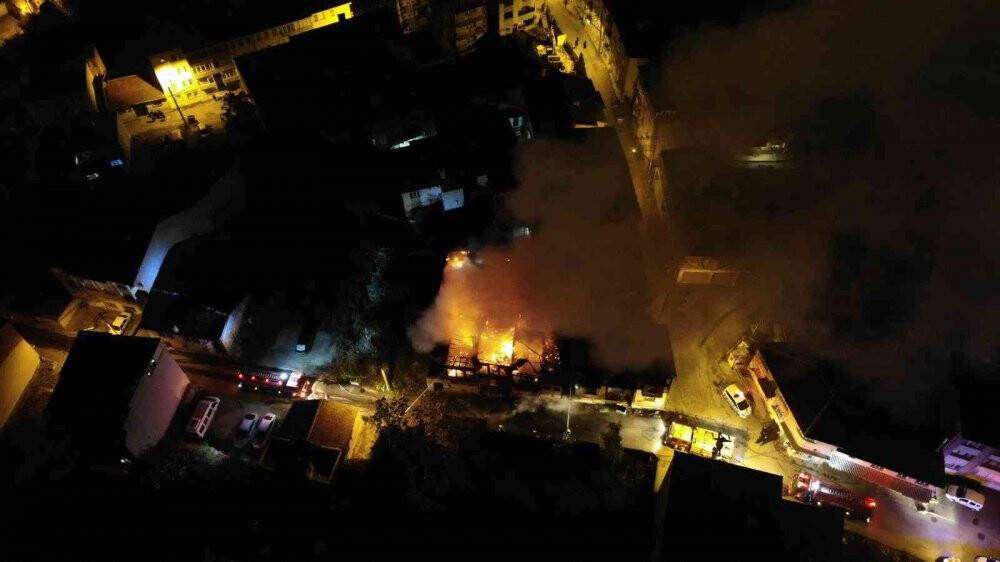 Tarihi ahşap bina alev topuna döndü