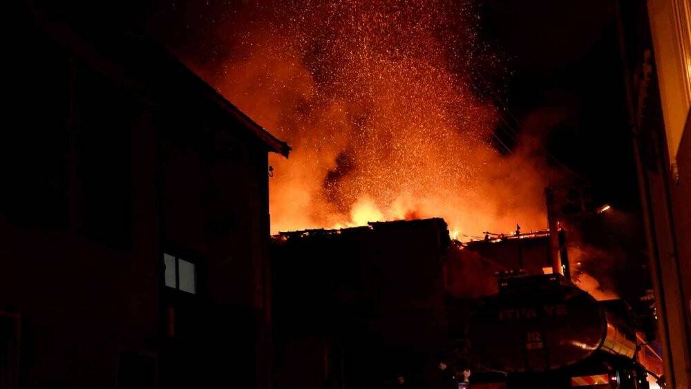 Tarihi ahşap bina alev topuna döndü