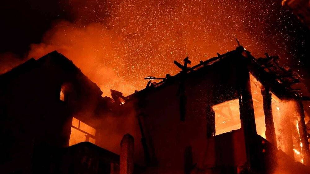 Tarihi ahşap bina alev topuna döndü