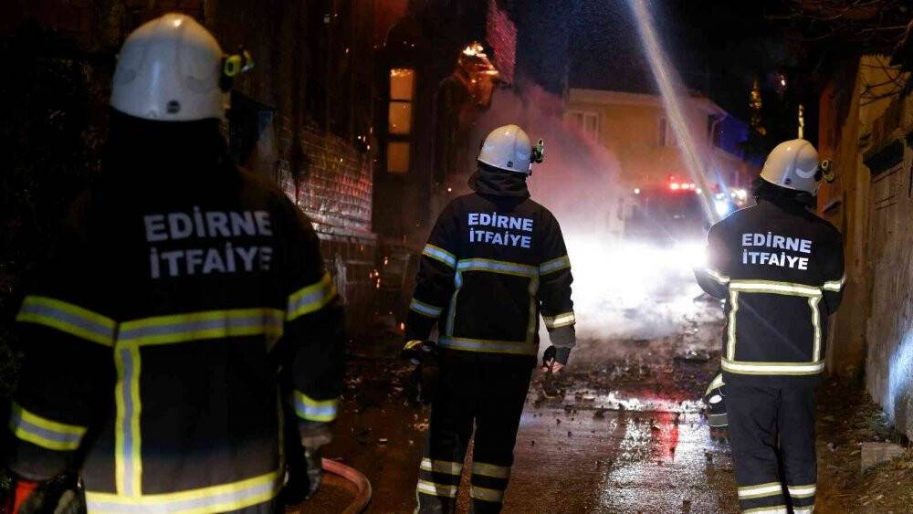 Tarihi ahşap bina alev topuna döndü