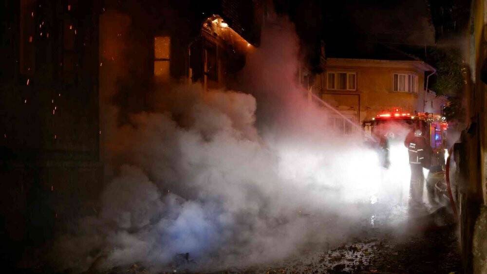 Tarihi ahşap bina alev topuna döndü