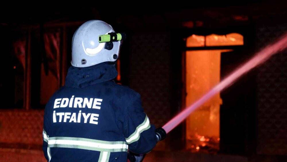 Tarihi ahşap bina alev topuna döndü