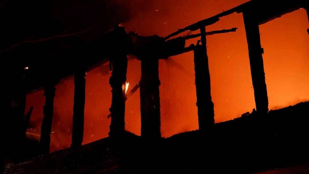 Tarihi ahşap bina alev topuna döndü