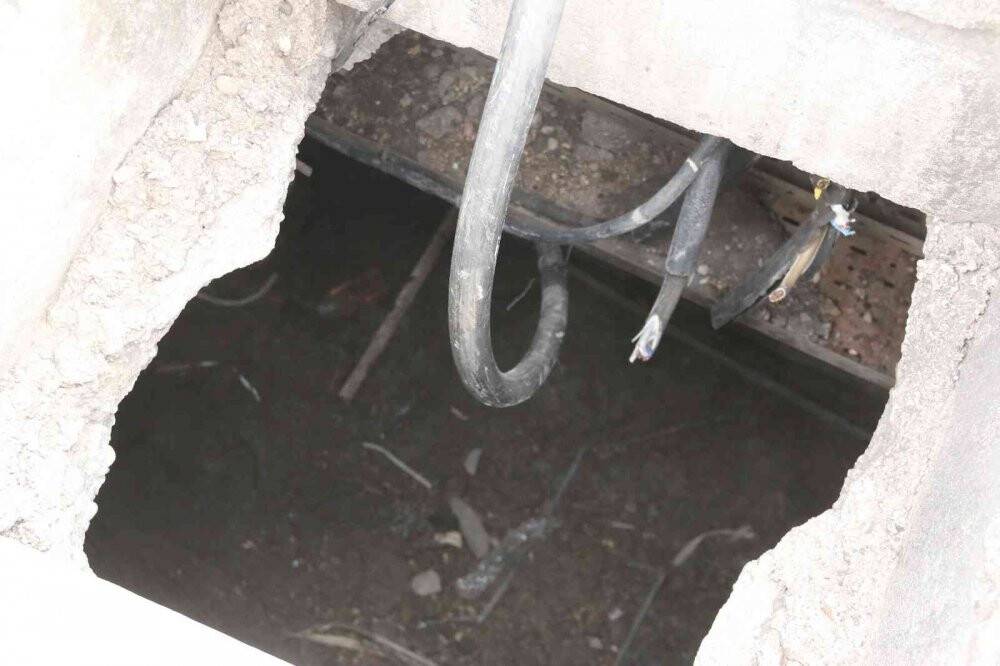 Yer altındaki kanalizasyon hattından 5-6 kilometre yürüyerek kablo çalıyorlar