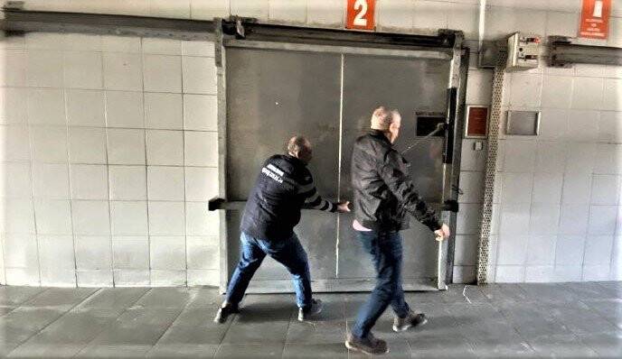 Yer altındaki kanalizasyon hattından 5-6 kilometre yürüyerek kablo çalıyorlar