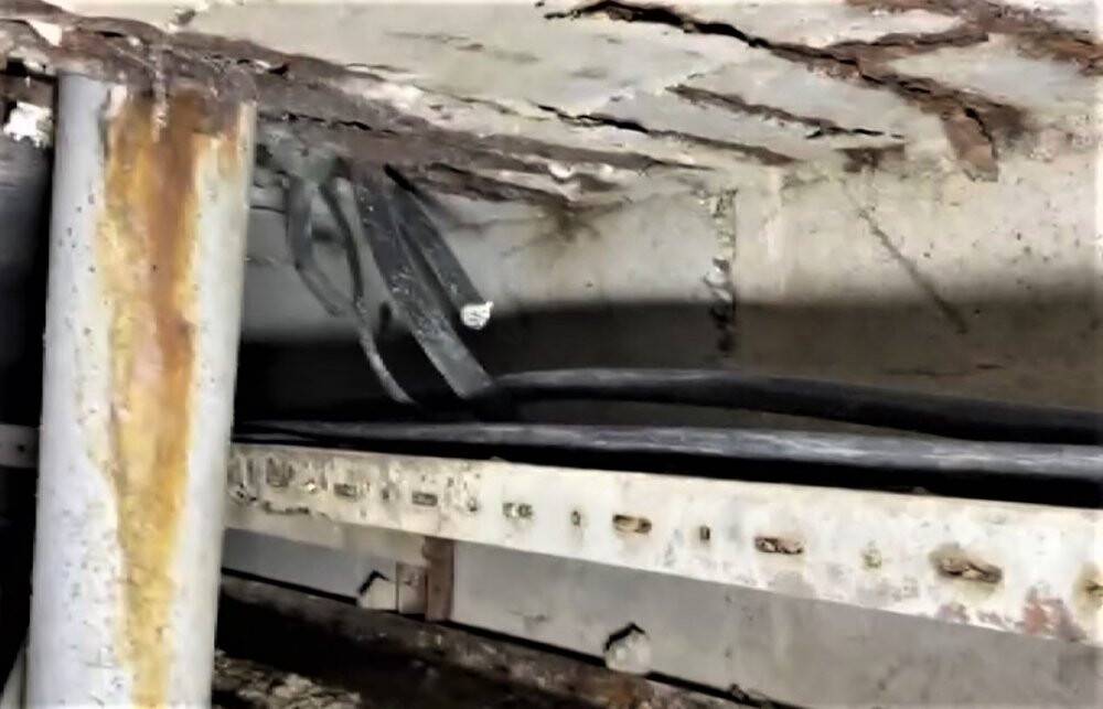 Yer altındaki kanalizasyon hattından 5-6 kilometre yürüyerek kablo çalıyorlar