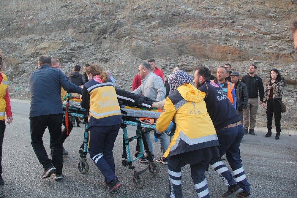 Otomobil pulluk takılı traktöre saplandı: 1 ölü