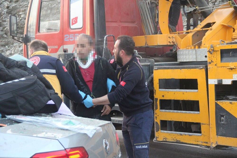 Otomobil pulluk takılı traktöre saplandı: 1 ölü