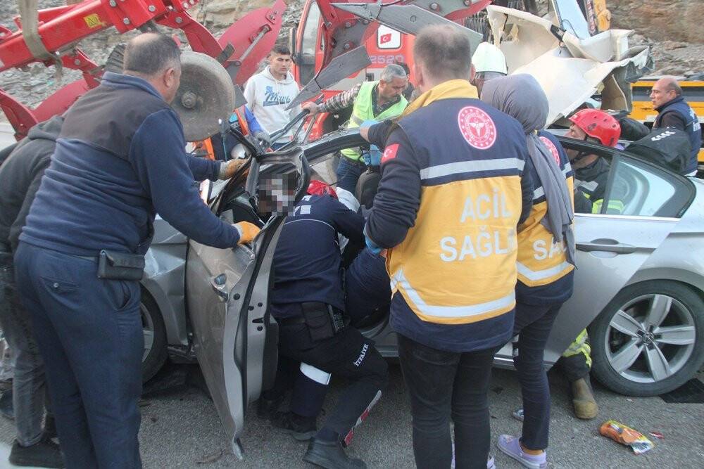 Otomobil pulluk takılı traktöre saplandı: 1 ölü