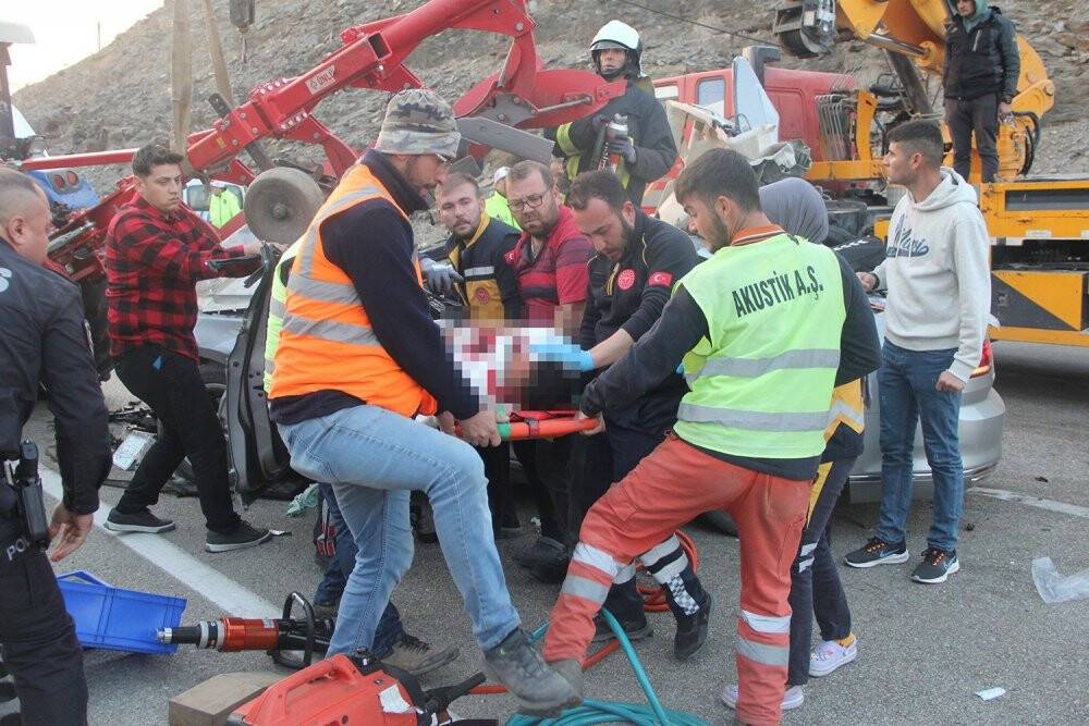 Otomobil pulluk takılı traktöre saplandı: 1 ölü