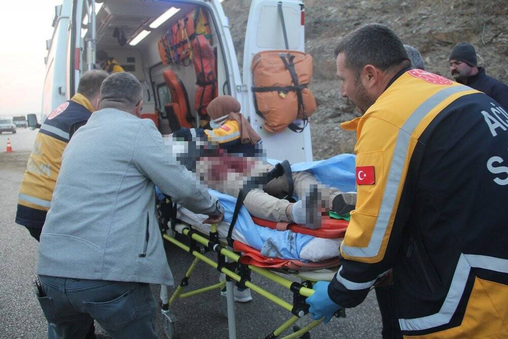 Otomobil pulluk takılı traktöre saplandı: 1 ölü