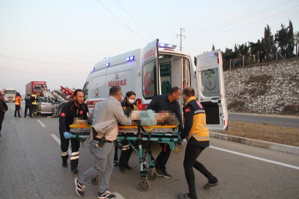 Otomobil pulluk takılı traktöre saplandı: 1 ölü