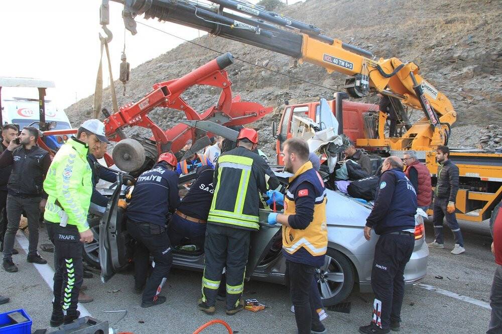 Otomobil pulluk takılı traktöre saplandı: 1 ölü