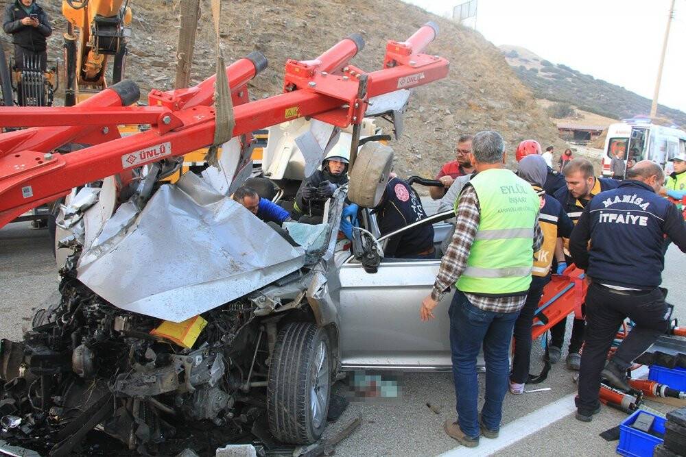 Otomobil pulluk takılı traktöre saplandı: 1 ölü